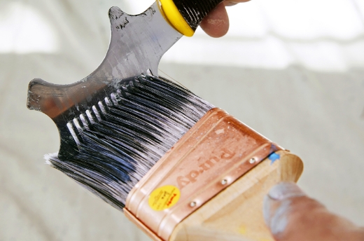 painter cleaning a Purdy brush